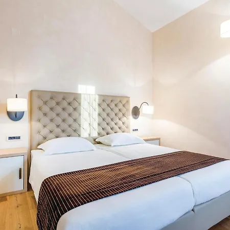 Beautiful Home In Turcic With Wifi *