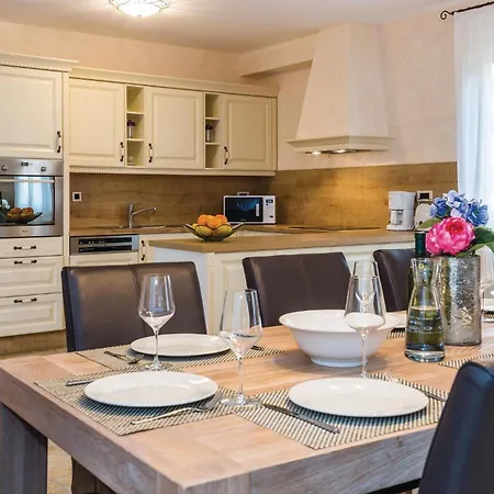 Beautiful Home In Turcic With Wifi *