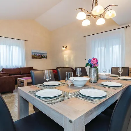 Beautiful Home In Turcic With Wifi Vantacici