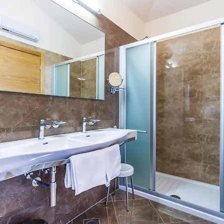 Beautiful Home In Turcic With Wifi * Vantacici