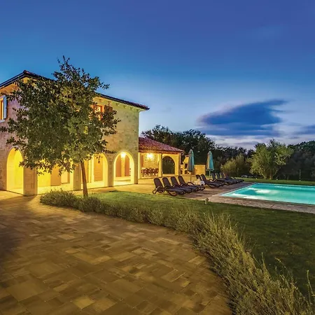 Beautiful Home In Turcic With Wifi Vantacici