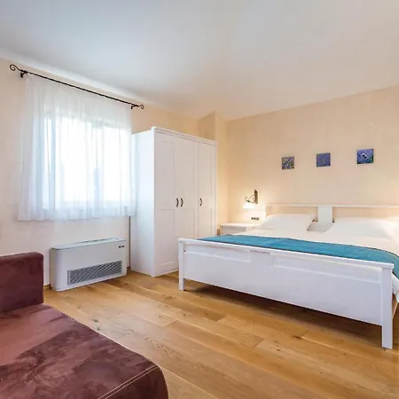 Beautiful Home In Turcic With Wifi *