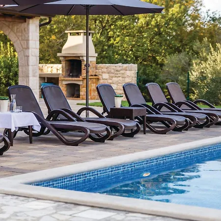 Beautiful Home In Turcic With Wifi Vantacici