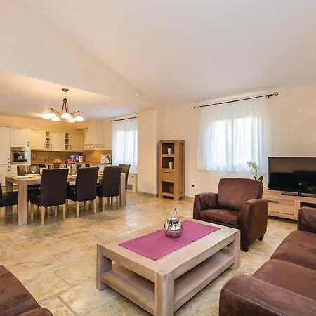 Beautiful Home In Turcic With Wifi Vantacici