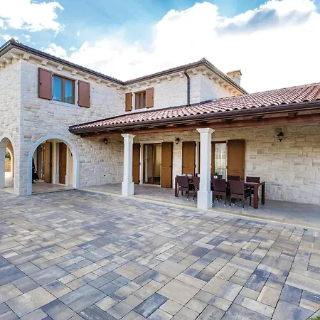 Beautiful Home In Turcic With Wifi Vantacici